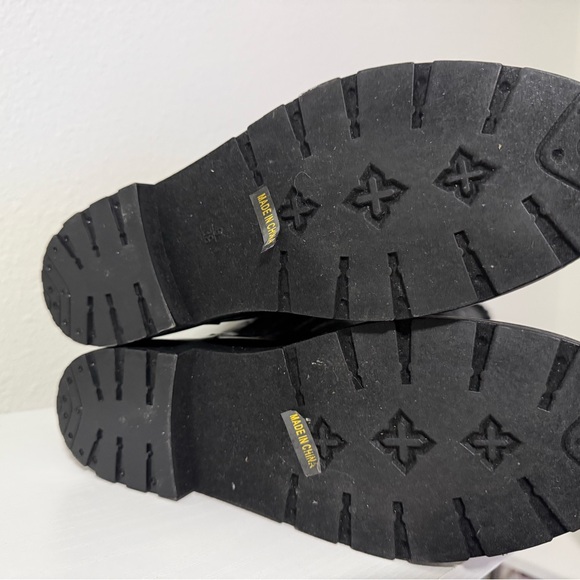 New Black Quilted Winter Boots with Straps - Picture 4 of 4